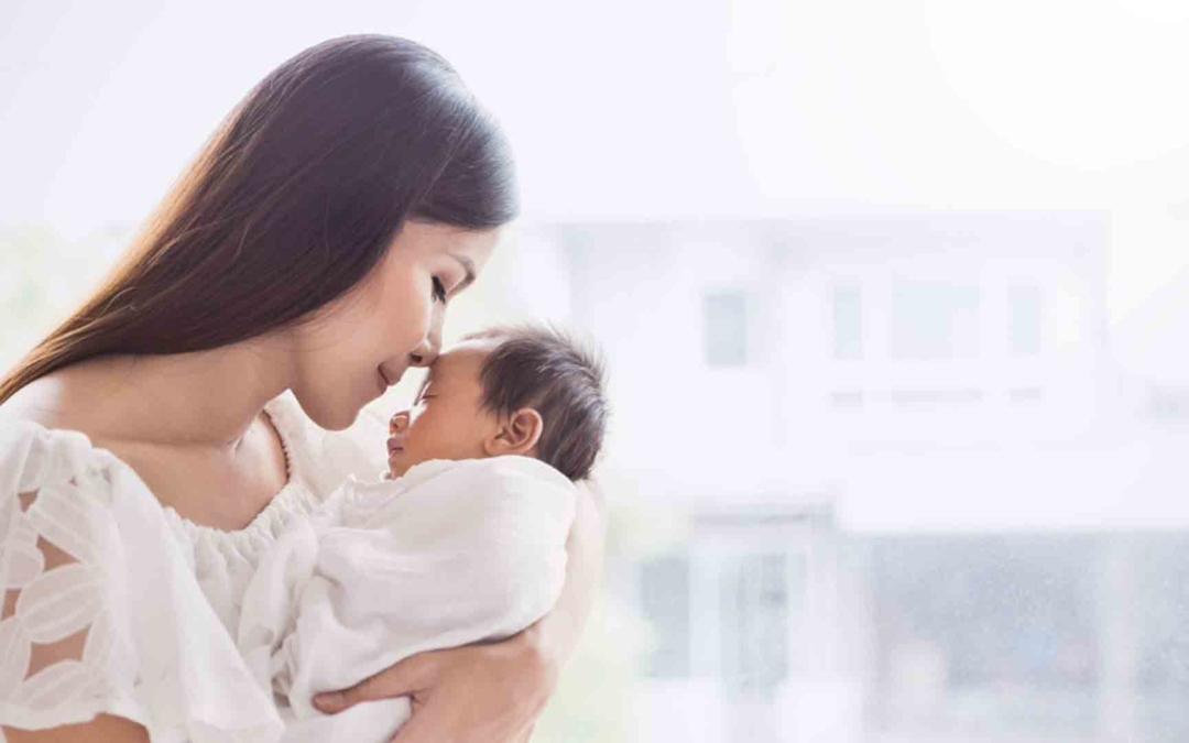 4 Cara Menggendong Bayi Baru Lahir