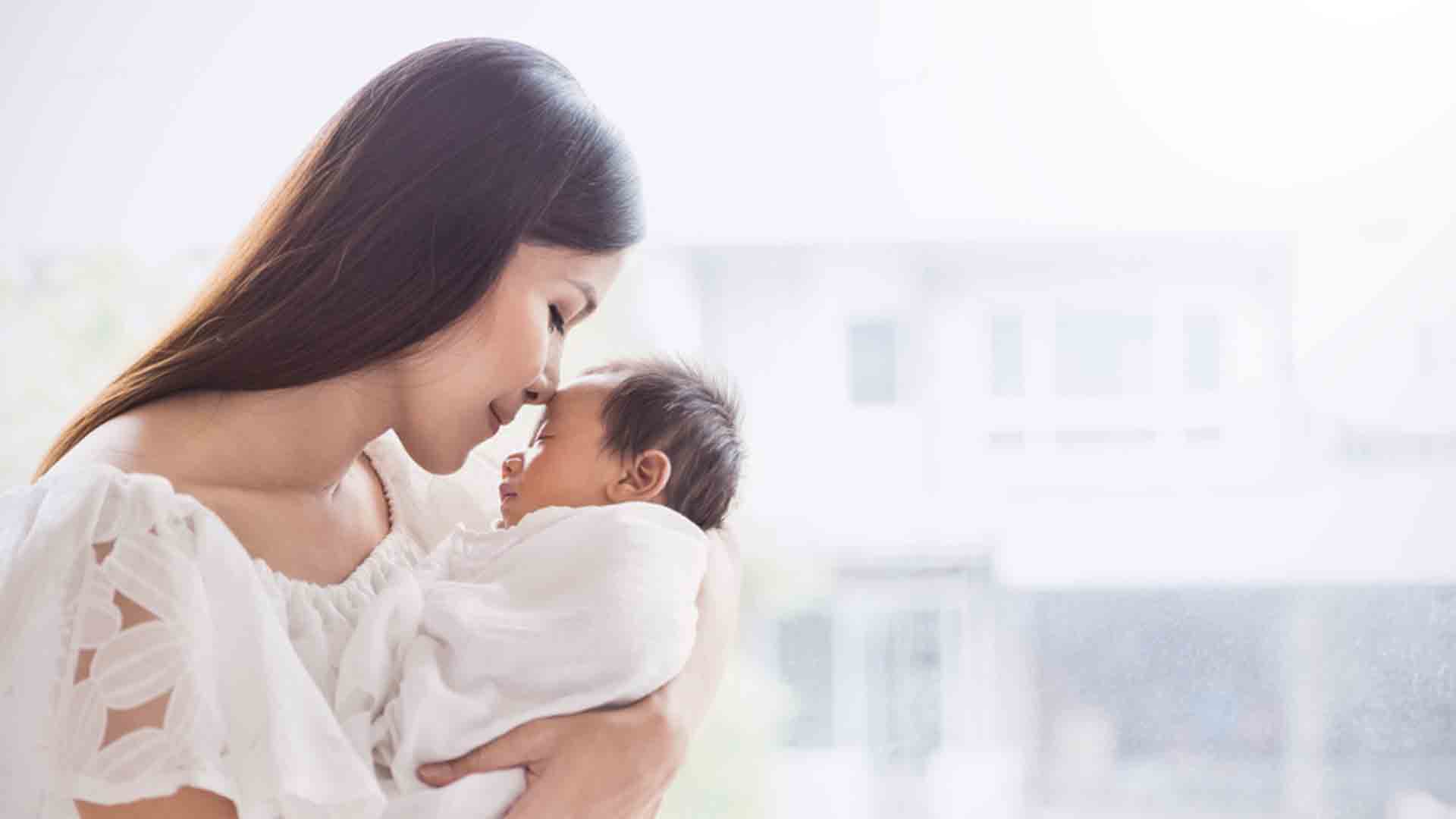 4 Cara Menggendong Bayi Baru Lahir | Cussons Baby Indonesia
