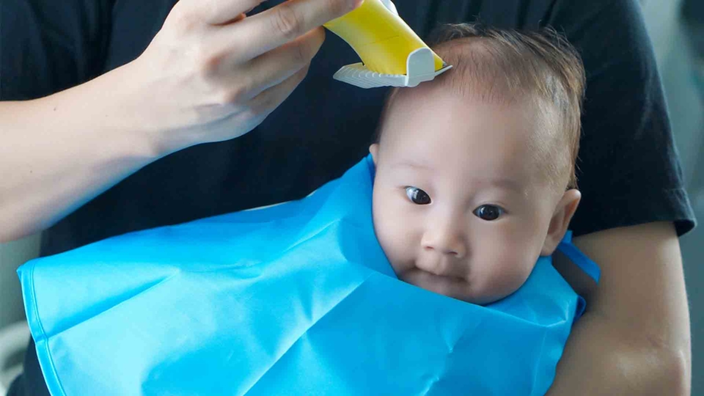 memotong rambut bayi