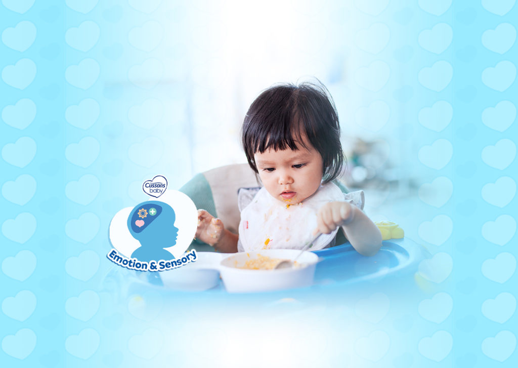Bayi Bermain Dengan Makanannya