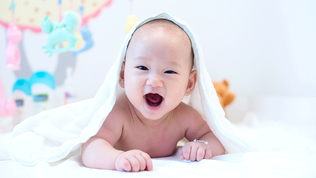 Fakta dan Mitos Mandi Bayi