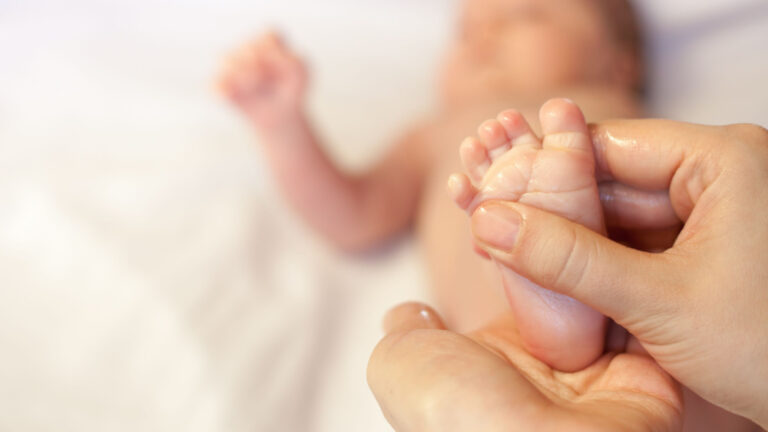 Ternyata, Ini 8 Manfaat Minyak Telon untuk Bayi Baru Lahir!