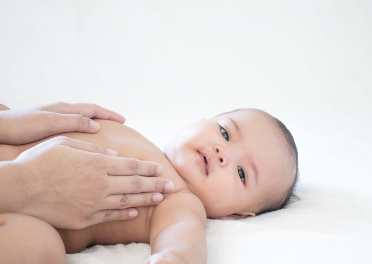 Pijat bayi memiliki ciri khas tersendiri yang membedakannya dengan pijat pada orang dewasa. Teknik pijat pada bayi lebih mengutamakan kelembutan dan kenyamanan si kecil, bukan berfokus pada pelemasan otot yang tegang seperti pada orang dewasa. Salah satu cara untuk memastikan pijatan Bunda memberikan kenyamanan maksimal adalah dengan menggunakan baby oil khusus seperti Cussons Baby Soft & Smooth Baby Oil