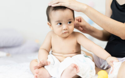5 Cara Membersihkan Telinga Bayi yang Aman dengan Baby Oil