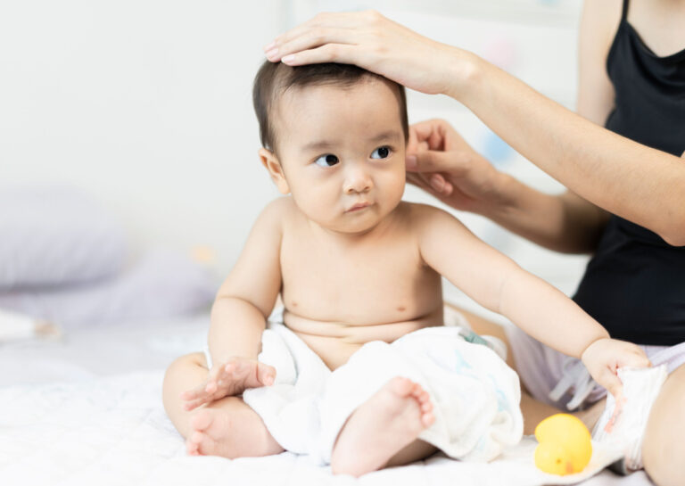 cara membersihkan telinga bayi