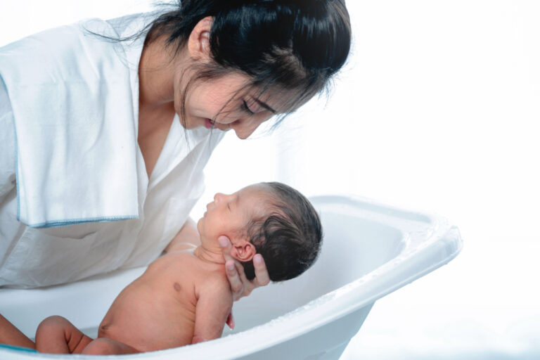 cara atasi bayi takut mandi