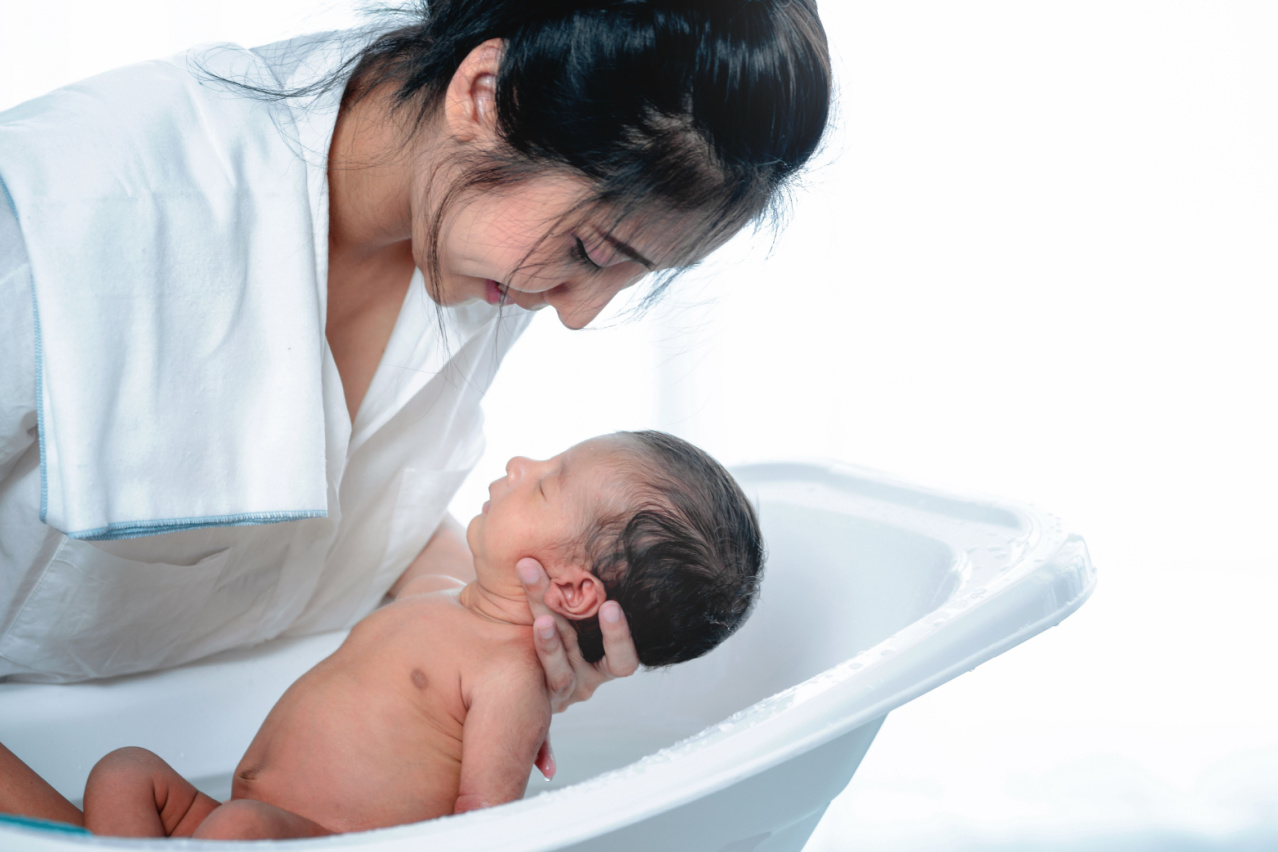 04. Bunda, Begini 7 Cara Mengatasi Bayi Takut Mandi cara atasi bayi takut mandi