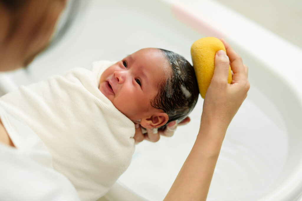 memandikan bayi baru lahir