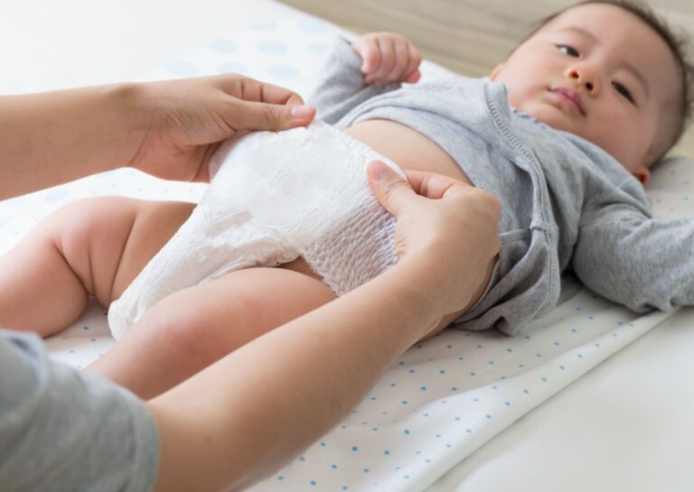cara ganti popok bayi